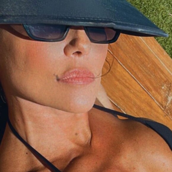 Biquíni de Deborah Secco é franjado na parte de baixo e cobre todas as suas partes íntimas, apesar de pequeno