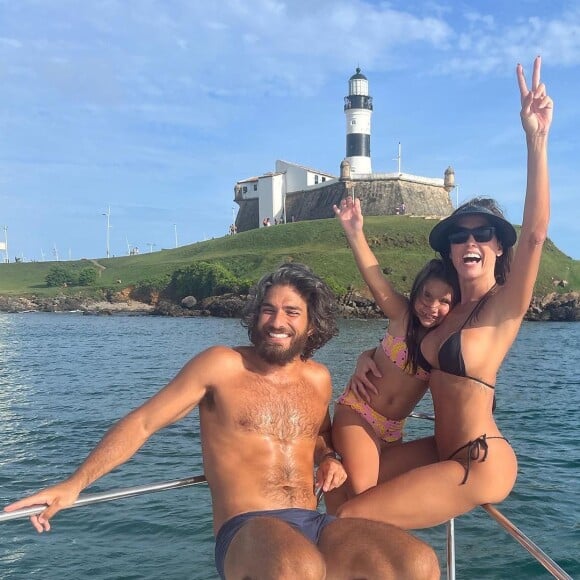 Deborah Secco também já usou a peça durante alguns passeios ao lado da família