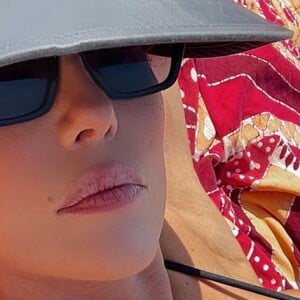 Deborah Secco parece gostar de combinar o biquíni com uma viseira preta e óculos de sol, também comuns em suas fotos