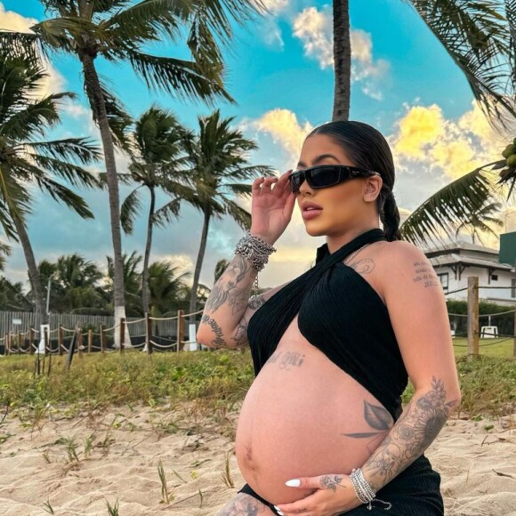 MC Mirella teve uma gestação repleta de polêmicas, inclusive no parto da filha, por divulgar jogos de azar