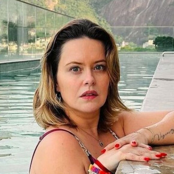 Mari Bridi toma banho de sol com biquíni PP e mostra bumbum redondinho
