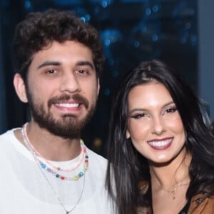 Ana Castela e Gustavo Mioto utilizaram as redes sociais nesta segunda-feira (15) para anunciar o fim do relacionamento de pouco mais de um ano