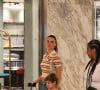 Isis Valverde encontrou com Tata Werneck em shopping no Rio de Janeiro após sair para passear com Rael