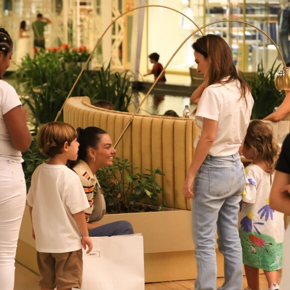 Isis Valverde e Tata Werneck se encontram no shopping no Rio de Janeiro enquanto passeavam com Rael e Clara Maria