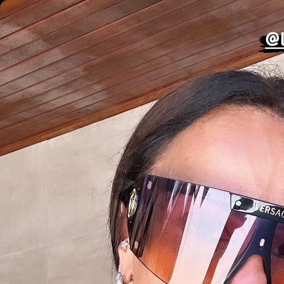 Viviane Araujo aproveitou a tranquilidade desta terça-feira (16) para renovar seu bronzeado em casa