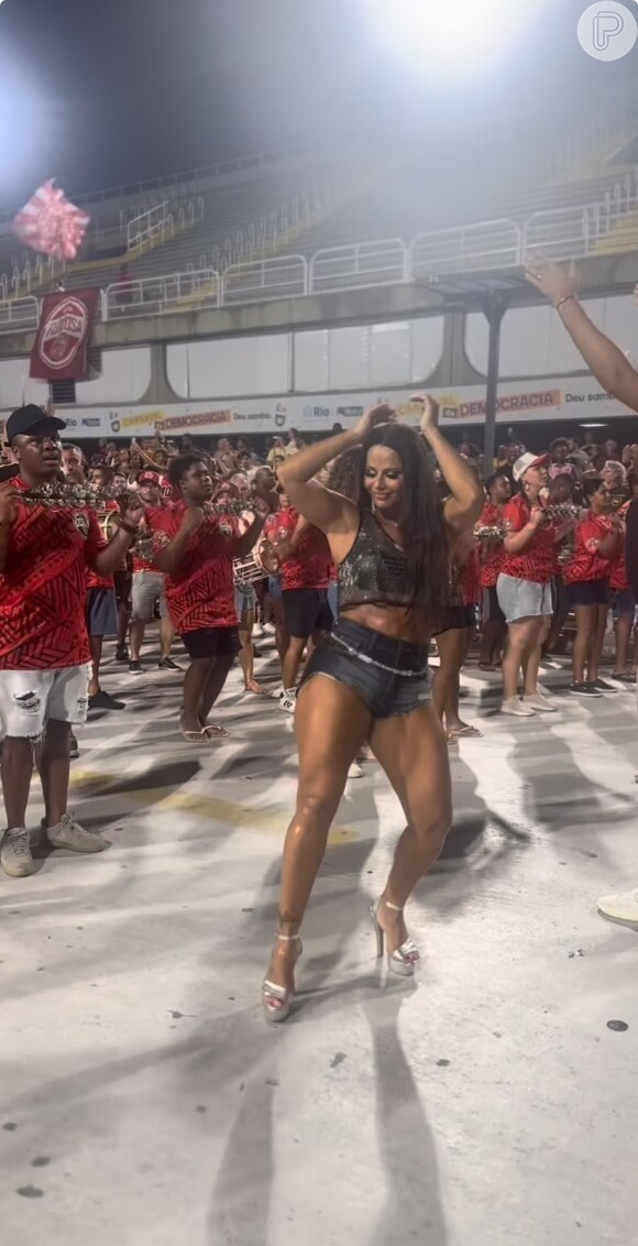 Viviane Araujo desfila no Carnaval de São Paulo pela Mancha Verde e no do Rio pela Salgueiro