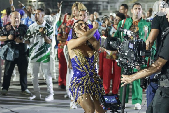 Carnaval 2024: Lexa escolheu um vestido com muito brilho em gravação de especial para a Globo comemorando 40 anos de Sambódromo