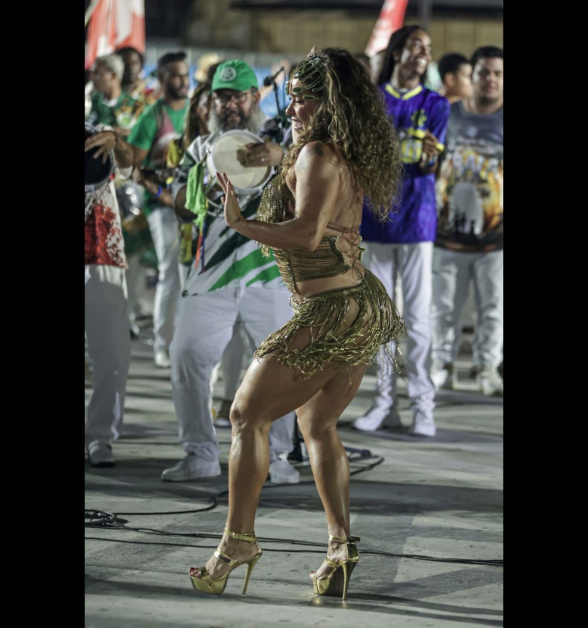 Foto: Carnaval 2024: Fabiola Andrade surgiu com look recortado e muitas  franjas para especial da Globo - Purepeople