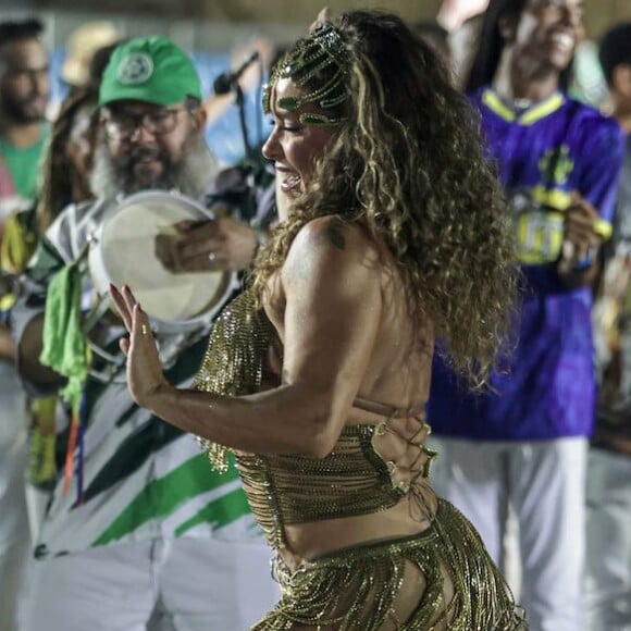 Carnaval 2024: Fabiola Andrade surgiu com look recortado e muitas franjas para especial da Globo