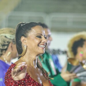 Carnaval 2024: Viviane Araujo afastou o calor e usou look vermelho de mangas longas para especial da Globo