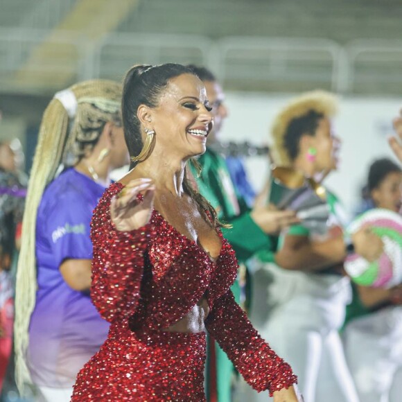 Carnaval 2024: Viviane Araujo afastou o calor e usou look vermelho de mangas longas para especial da Globo
