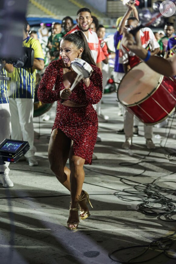 Carnaval 2024: Viviane Araujo exibiu a barriguinha sarada em especial da Globo e mostrou que arrasa também ao tocar tamborim