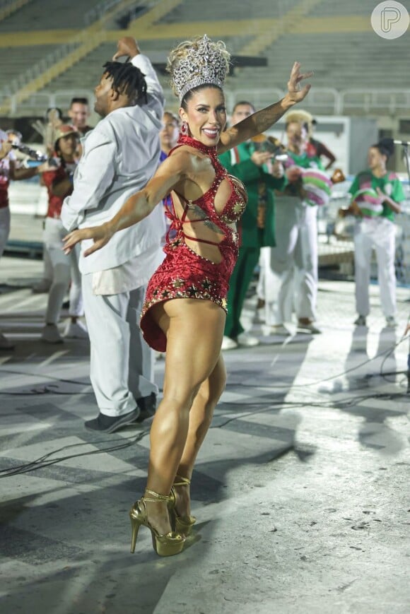 Carnaval 2024: Tati Minerato arrasou com look recortado em gravação de especial da Globo