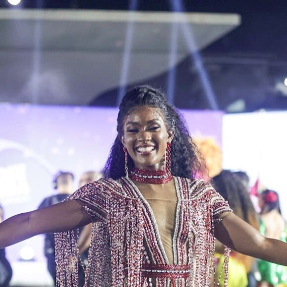 Carnaval 2024: Erika Januza deixou as pernas torneadas à mostra ao gravar especial da Globo