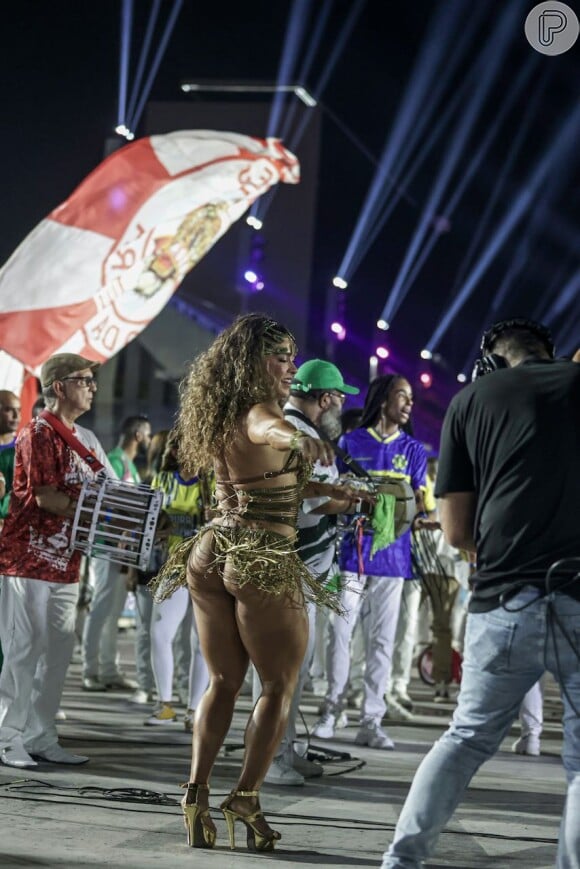 Carnaval 2024: Fabiola de Andrade escolheu look recortado e com franjas para gravar especial da Globo