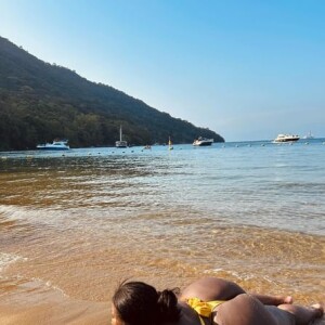 Amante de praias, Jojo Todynho também curtiu um destino paradisíaco com esse biquíni fio-dental amarelo