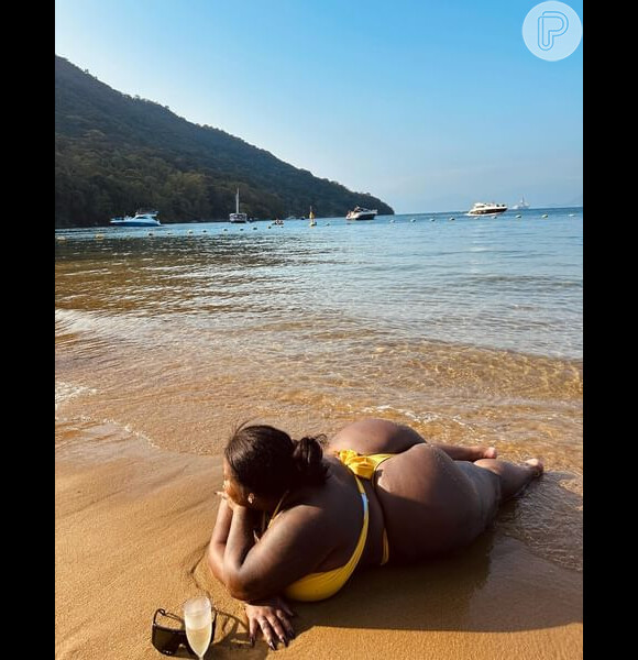 Amante de praias, Jojo Todynho também curtiu um destino paradisíaco com esse biquíni fio-dental amarelo