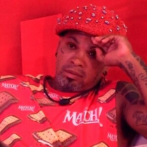 'BBB 24': Rodriguinho fica sério e senta ao fundo em show de Léo Santana