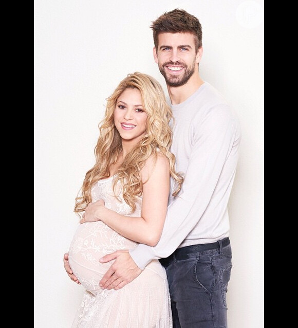 Shakira e Gerard Piqué posam juntos e cantora exibe barriga de gravidez, em 18 de janeiro de 2015