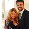 Shakira exibe decote em evento e exibe barriga de gravidez ao lado de Gerard Piqué