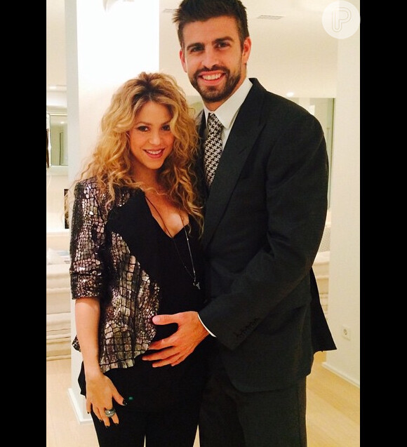Shakira exibe decote em evento e exibe barriga de gravidez ao lado de Gerard Piqué