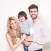 Shakira e o marido, Gerard Piqué, posam com o filho, Milan, que está prestes a ganhar um irmãozinho