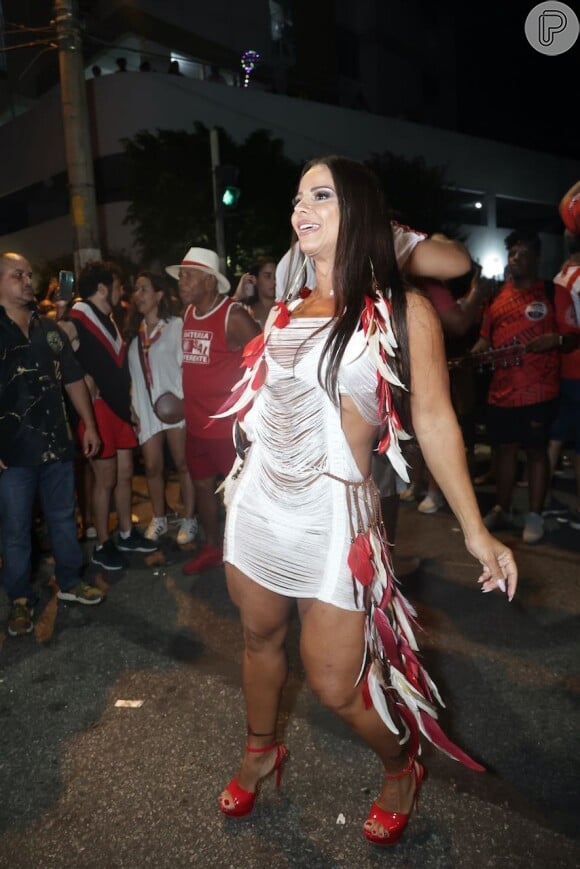 Carnaval 2024 do Rio: Viviane Araujo escolheu um vestido recortado e completou o visual com penas