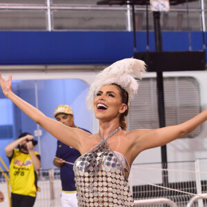 Carnaval 2024 de São Paulo: Erika Schneider é musa da Águia de Ouro e escolheu um look cheio de brilhos para o ensaio de 18 de janeiro de 2024