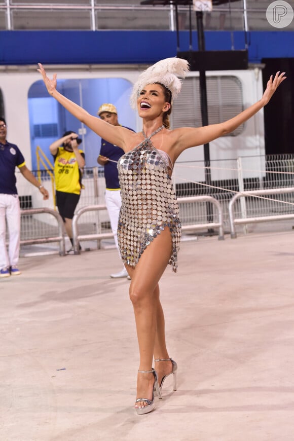 Carnaval 2024 de São Paulo: Erika Schneider é musa da Águia de Ouro e escolheu um look cheio de brilhos para o ensaio de 18 de janeiro de 2024
