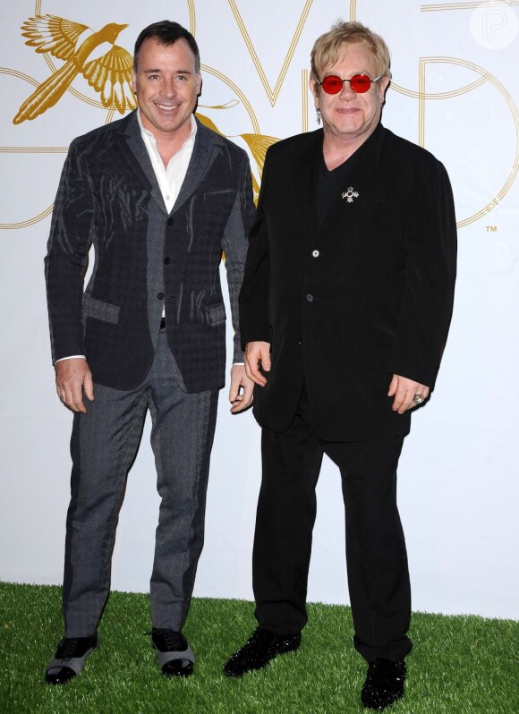 Elton John se casou com o diretor de cinema David Furnish em dezembro de 2005. Eles estão juntos desde 1993