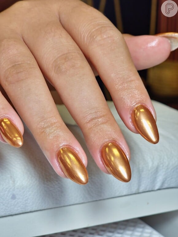 As unhas cromadas douradas podem dar um glamour para o seu visual