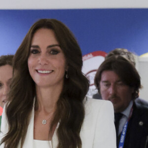 Kate Middleton foi submetida a uma cirurgia na barriga e deve ficar mais uma semana internada