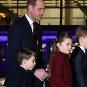 Com Kate Middleton operada, o príncipe William foca suas atenções nos três filhos do casal, George, Charlotte e Louis