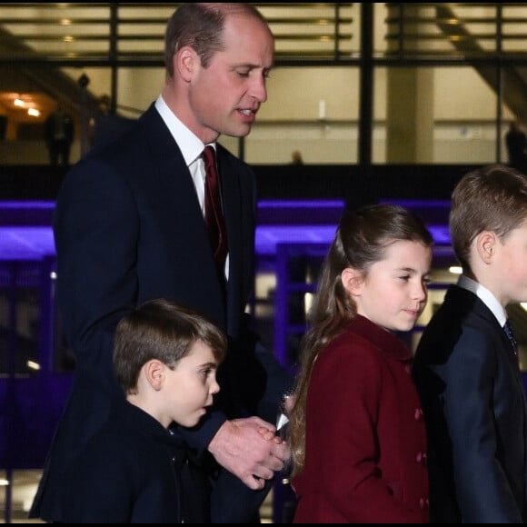 Com Kate Middleton operada, o príncipe William foca suas atenções nos três filhos do casal, George, Charlotte e Louis