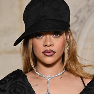 Rihanna prestigiou o desfile da Dior na última segunda-feira (22)