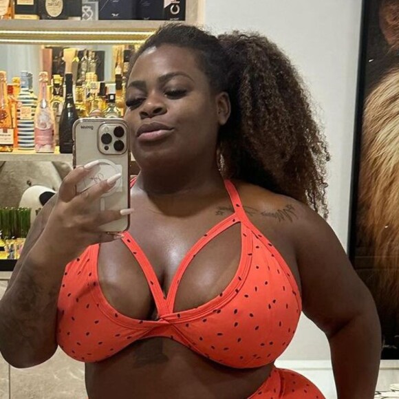 Jojo Todynho mostra cintura fininha em look de academia e ganha elogios