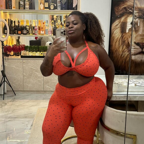 Jojo Todynho surpreendeu ao mostrar cintura fininha em look de academia nesta quarta (24)