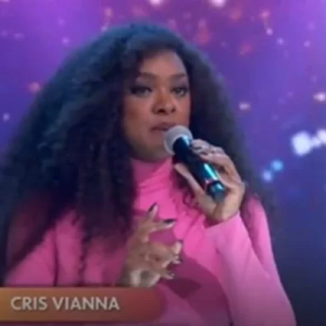 Cris Vianna cantou no 'Encontro' após participação no Masked Singer