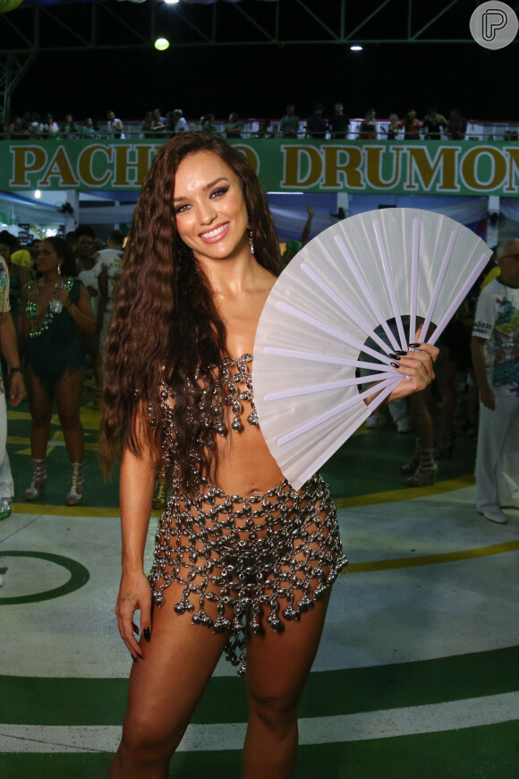 Rafa Kalimann exibiu a barriga trincada em pré-Carnaval 2024 na quadra da Imperatriz