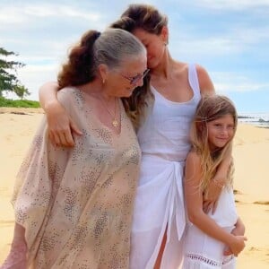 Mãe de Gisele Bündchen, Vânia Nonnenmacher em foto com a filha famosa e a neta Vivian