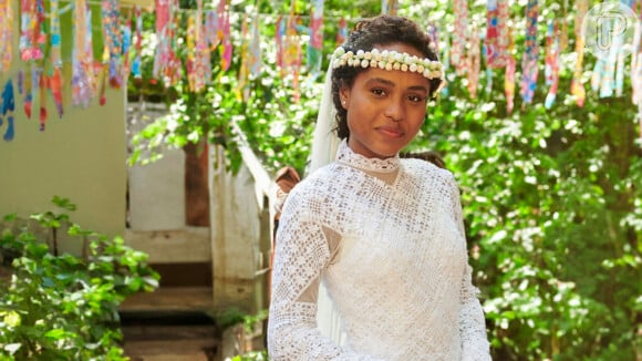 Casamento na novela 'Renascer': Maria Santa (Duda Santos) usa vestido de noiva com crochê no 'sim' para José Inocêncio. Fotos!