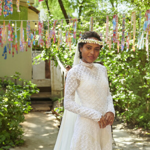 Na novela 'Renascer', Maria Santa (Duda Santos) usa vestido reservado de crochê com transparência para casamento com José Inocêncio (Humberto Carrão)