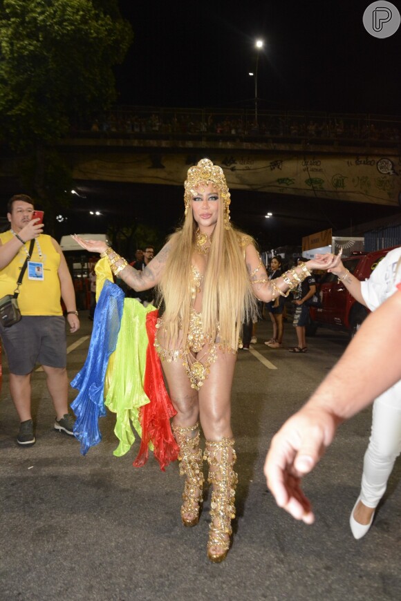 Rafaella Santos desfilou com look de cigana no carnaval 2022 ao estrear no desfile do Salgueiro