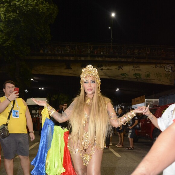 Rafaella Santos desfilou com look de cigana no carnaval 2022 ao estrear no desfile do Salgueiro