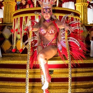 Rafaella Santos no carnaval 2023 do Salgueiro desfilou em um dos carros alegóricos da escola da Tijuca
