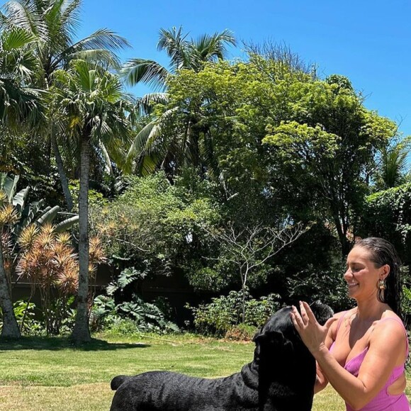 Usando um maiô rosa, Paolla Oliveira surgiu mostrando os pernões ao lado do cachorro Marley e ganhou elogios de fãs