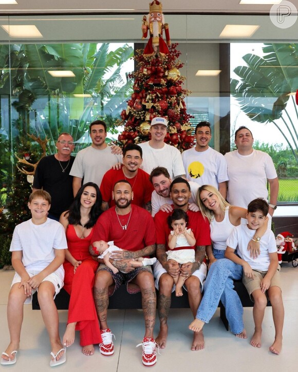 Neymar e Bruna Biancardi passaram o Natal juntos e posaram para fotos entre família e amigos