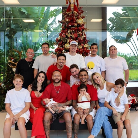 Neymar e Bruna Biancardi passaram o Natal juntos e posaram para fotos entre família e amigos