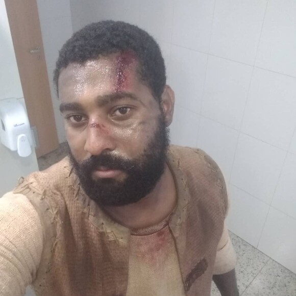 Ator da novela 'Gênesis' estava trabalhando como entregador de aplicativo para completar a renda