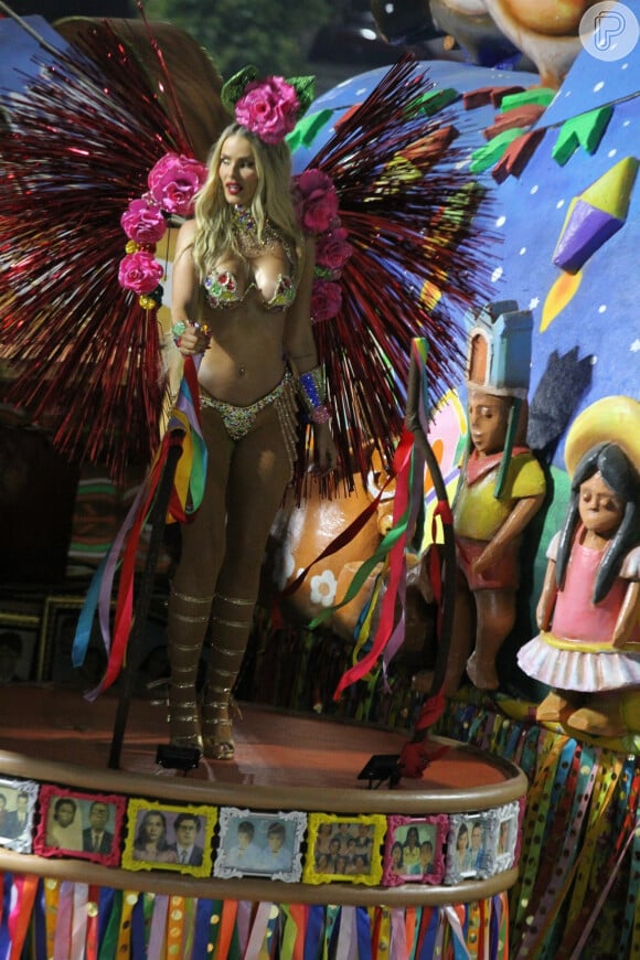 Carnaval polêmico de Yasmin Brunet: modelo do 'BBB 24' chegou atrasada no desfile e acabou desfilando em carro alegórico
